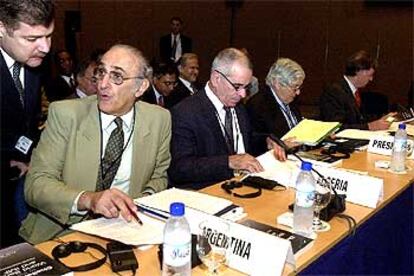 El secretario argentino de Política Económica, Óscar Tangelson (segundo por la izquierda), ayer en la reunión.