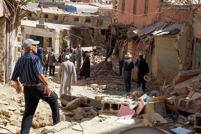 Varios hombres caminaban el domingo por las destrozadas calles de Amizmiz, localidad situada a unos 30 kilómetros del epicentro del terremoto en Marruecos.