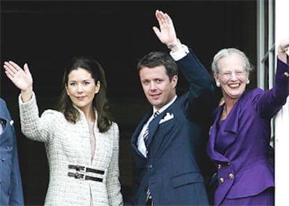 Federico, Mary y la reina Margarita de Dinamarca saludan desde el balcón del palacio.