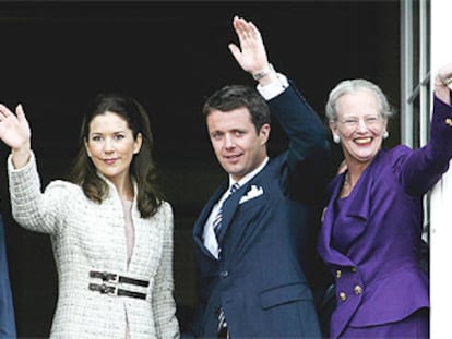 Federico, Mary y la reina Margarita de Dinamarca saludan desde el balcón del palacio.