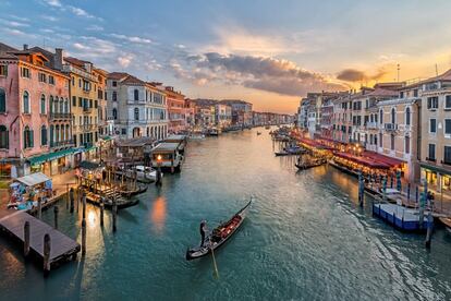 En la imagen, una góndola cruza uno de los canales de Venecia.