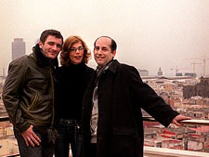 Maribel Verdú, entre Álex Brendemühl (izquierda) y Enric Alberich.