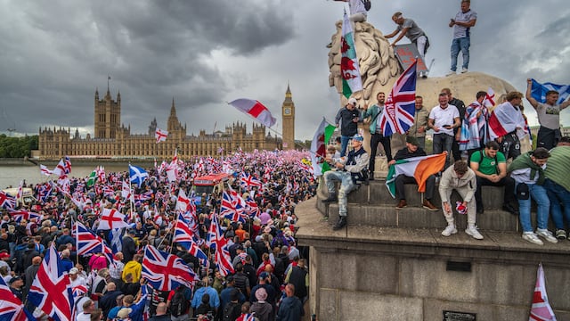 How the far right stirs up protests against immigration in Britain ...