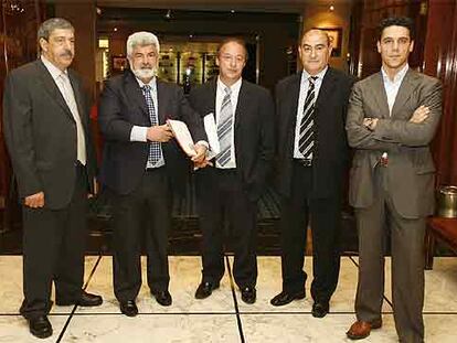 De izquierda a derecha, Juan Antonio Seco ( de la empresa Urkolabi), Juan Antonio Mendizabal (CB Bilbao), Pedro Sánchez (Transmeta), Javier García (Bidetrans) y José Bueno (Euskaditrans), ayer en Bilbao.