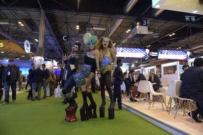 Tres divertidas 'drag queens' animan a los visitantes de Fitur a visitar este año el Carnaval de Las Palmas de Gran Canaria. EL colectivo LGTBI cuenta con una sección propia en la feria, en el pabellón 3.