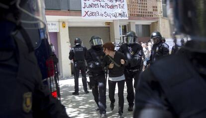 Una activista apartada por los Mossos d'Esquadra durante el desalojo
