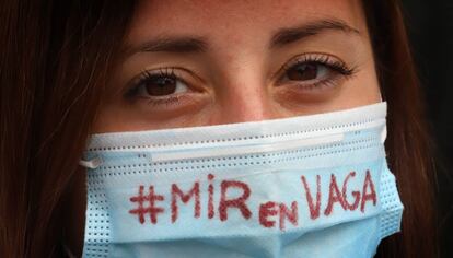 Una mujer asiste a una concentración en Tarrasa durante el primer día de huelga indefinida de los MIR. Los médicos se manifiestan para reclamar mejoras salariales y laborales.