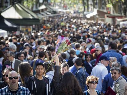 Turistas en las Ramblas de Barcelona
