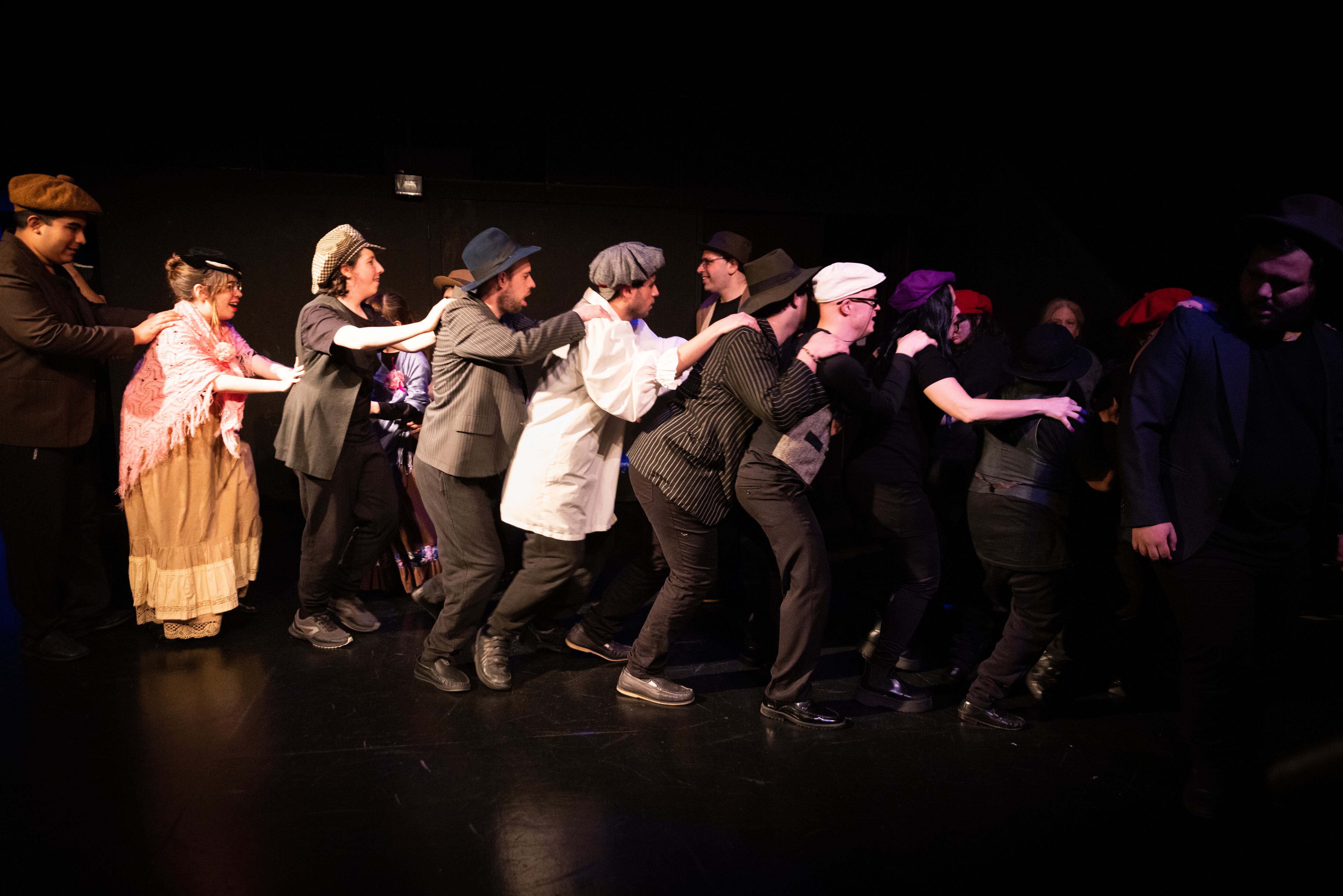 Integrantes de la Escuela de Teatro Inclusivo de Yunta durante la obra de teatro. 