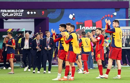 Mundial Qatar 2022: Los jugadores españoles aplauden tras finalizar el partido ante Japón
