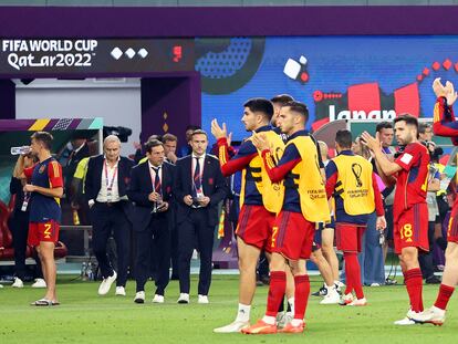 Los jugadores españoles aplauden tras finalizar el partido ante Japón.