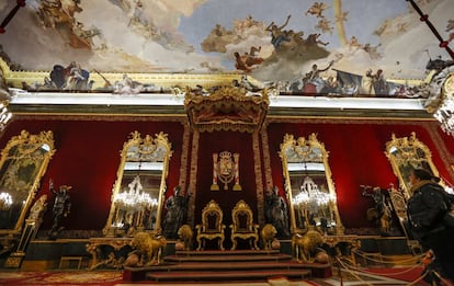 El Salón del Trono, es el único que no ha cambiado de función en toda su historia, desde que Sachetti lo concibió en 1737. Conserva toda su decoración original y se terminó en 1772.