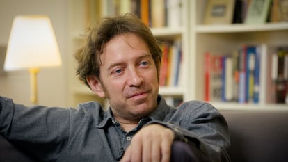 El escritor y guionista Daniel Gascón en la biblioteca del salón de su casa en Madrid.