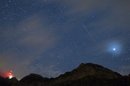 Vista de una estrella fugaz sobre el monte Saentis en la madrugada de este 11 de agosto de 2010. Meteoros pertenecientes a las Perseidas se observan frecuentemente durante estos días en el hemisferio norte. Si el cielo permanece despejado las condiciones son ideales ya que la luz de la luna no afecta a la observación de estos fenómenos celestes. Las mejores condiciones de observación son entre las 10 de la noche y las 4:30 de la mañana.