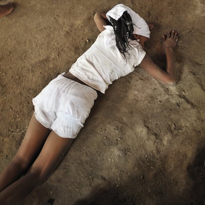 Uma mulher em transe durante uma cerimônia no templo de Badjo, em Gonaïves.