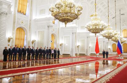 El presidente chino, Xi Jinping, el presidente ruso, Vladímir Putin, y miembros de ambas delegaciones, en la ceremonia de bienvenida, este martes en Moscú.