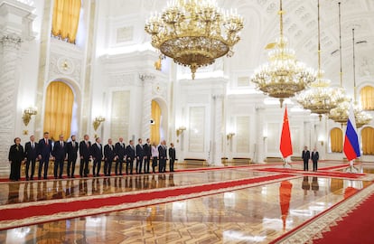 El presidente chino, Xi Jinping, el presidente ruso, Vladímir Putin, y miembros de ambas delegaciones, en la ceremonia de bienvenida, este martes en Moscú.