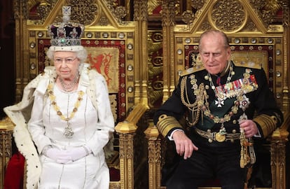 A rainha Elizabeth II junto a seu marido, o duque de Edimburgo, momentos antes de ler seu discurso na Câmara dos Lordes, em 9 de maio de 2012.