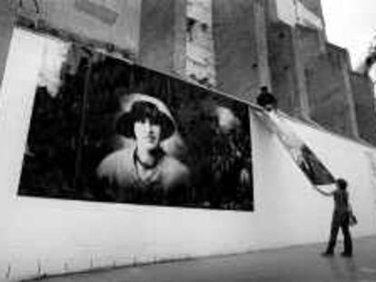 B 33932 - (13.4.2000) - Color - Instalación en las calles de Riera Alta y del Carme de "Pasearse Deambular" de Amado Jacobo i Col.lectiu Metamorfosis dentro del programa de "La Ciutat de les Paraules" - Foto de Marcel·lí Sàenz -