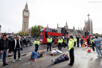 Activistas de Just Stop Oil protestan frente al Parlamento británico el 30 de octubre
