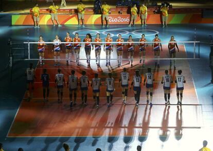 Jugadoras de voleibol de Holanda (arriba) y Corea del Sur (abajo) durante la presentación del partido.