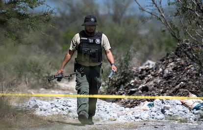 Integrantes de la fiscalía mexicana usan drones en la zona donde se localizaron cinco restos humanos en el municipio de Pesquería (México).