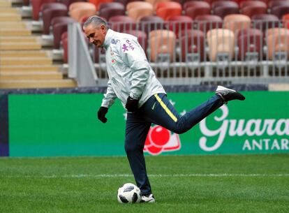 O treinador Tite, durante o último treino na Rússia antes do amistoso.