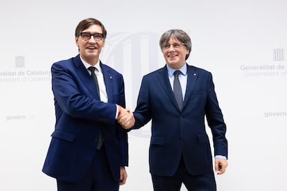 El presidente de la Generalitat, Salvador Illa, se reúne con el expresidente Carles Puigdemont en la sede de la Generalitat en la Unión Europea, en Bruselas.