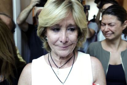 14.03 del 17 de septiembre. “Les he convocado para anunciarles mi decisión de dimitir de mis cargos de diputada de la Asamblea y presidenta de la Comunidad”, soltó la bomba Esperanza Aguirre con el rímel corriendo por sus mejillas en una comparecencia por sorpresa. Así, pillando a contrapié, la lideresa finalizaba media vida “en la primera línea política”. Treinta años de los que pasó nueve al frente de una región convertida en probeta de las políticas más liberales del PP.  La presidenta atribuyó su marcha, increíble para alguien que “vive la política con tanta pasión”, a razones “personales” que dispararon la rumorología: enfermedad, enfrentamiento con Rajoy... Pero la premura no implicaba improvisación. Su círculo más íntimo planificó al detalle la despedida. Al gusto de Aguirre. Aunque había amagado con retirarse en otras ocasiones, la sorpresa fue tal que hasta algunos de sus consejeros llegaron a la conferencia de prensa cuando Aguirre ya había concluido. Otros, como Lucía Figar, rompían a llorar desconsolados. “¡Qué sorpresa, si al final no ha habido filtraciones ni nada!”, se despidió Aguirre entre lágrimas y alguna sonrisa.