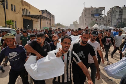 Palestinos trasladan los cuerpos de sus familiares muertos, en un ataque aéreo israelí, durante su funeral en Jan Yunis en la Franja.