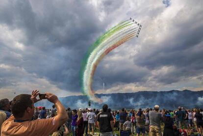 El escuadrn de vuelo acrobtico de la Fuera Area Italiana 'Frecce Tricolori', vuela en el festival areo 'Airpower 16', en Zeltweg (Austria).