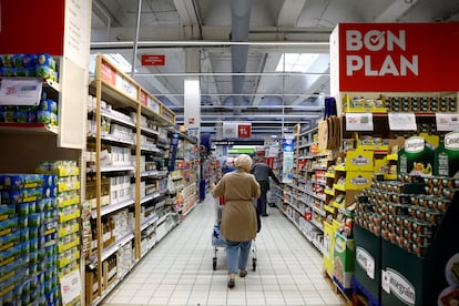Clientes en un supermercado Carrefour en Montesson, cerca de París, Francia.