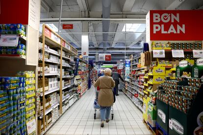 Clientes en un supermercado Carrefour en Montesson, cerca de París, Francia.