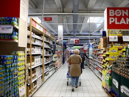 Clientes en un supermercado Carrefour en Montesson, cerca de París, Francia.