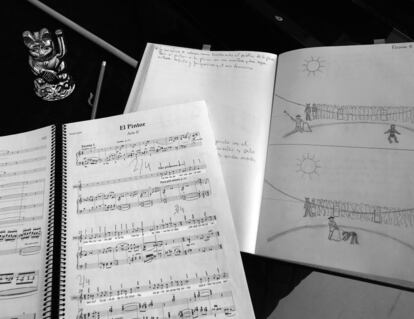 La partitura de la ópera y el libro con los dibujos del director, Albert Boadella descansan sobre un piano durante el ensayo.