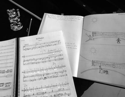 La partitura de la ópera y el libro con los dibujos del director, Albert Boadella descansan sobre un piano durante el ensayo.