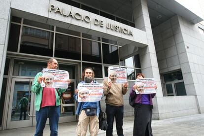 Protesta realizada contra el alcalde de Barakaldo por representantes de colectivos sociales.