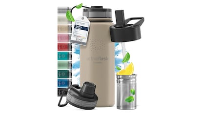 botella que almacena agua fría y otros líquidos e incluye tres tapones antiderrame.