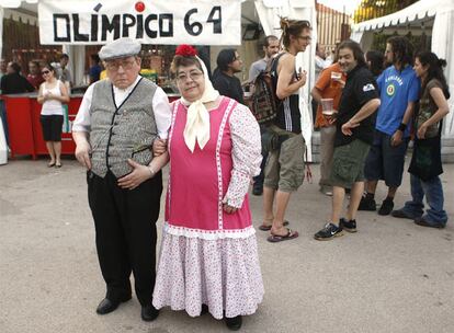 Una pareja de chulapos en la verbena de San Antonio de la Florida.