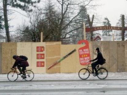 Entrada tapiada en el barrio de Christiania con carteles de "No molestar", a finales de enero.