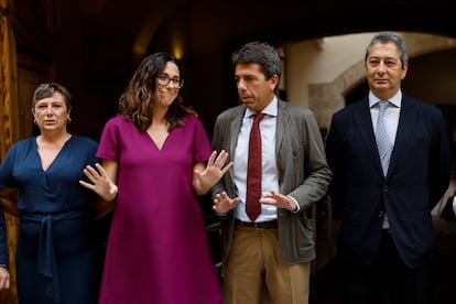 El presidente de la Generalitat, Carlos Mazón, junto al vicepresidente primero y conseller de Cultura y Deporte, Vicente Barrera Simó (d), aguardan junto la vicepresidenta en funciones, Aitana Mas, y a la consejera de Educación, Cultura y Deporte en funciones, Raquel Tamarit (i), al cambio de carteras en la jornada previa a la primera reunión del nuevo Ejecutivo de la Generalitat.