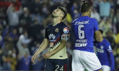 Peralta y Vel&aacute;zquez lamentan el empate. 