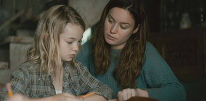 Brie Larson (derecha), en 'El castillo de cristal'.