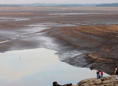 Situación en la que se encontraba ayer el embalse de A Fervenza donde murieron miles de peces por falta de agua hace una semana.