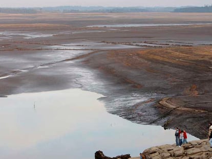 Situación en la que se encontraba ayer el embalse de A Fervenza donde murieron miles de peces por falta de agua hace una semana.