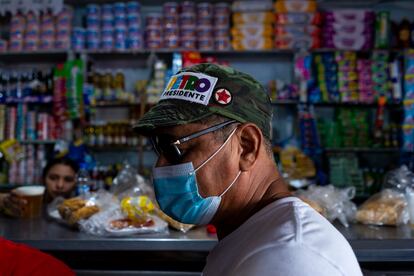 Un seguidor de Petro en una tienda en Barranquilla.