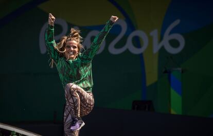 Una artista baila para los equipos olímpicos de Irlanda, Ruanda, Turkmenistán y Afganistán, durante la ceremonia de bienvenida a los Juegos de Río.