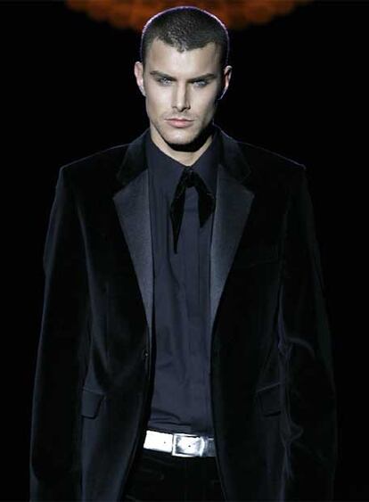 Después de cinco años sin hacerlo, el diseñador Hanníbal Laguna ha vuelto a diseñar para el hombre.  La colección <i>Black diamonds</i> está dirigida a un hombre clásico, romántico y sofisticado.