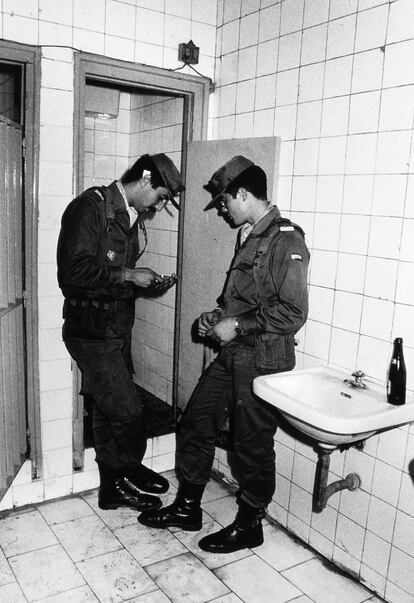 Dos hombres en un lavabo.