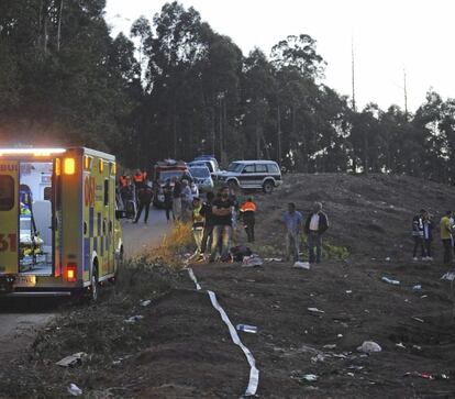 Los servicios sanitarios atienden a los heridos.